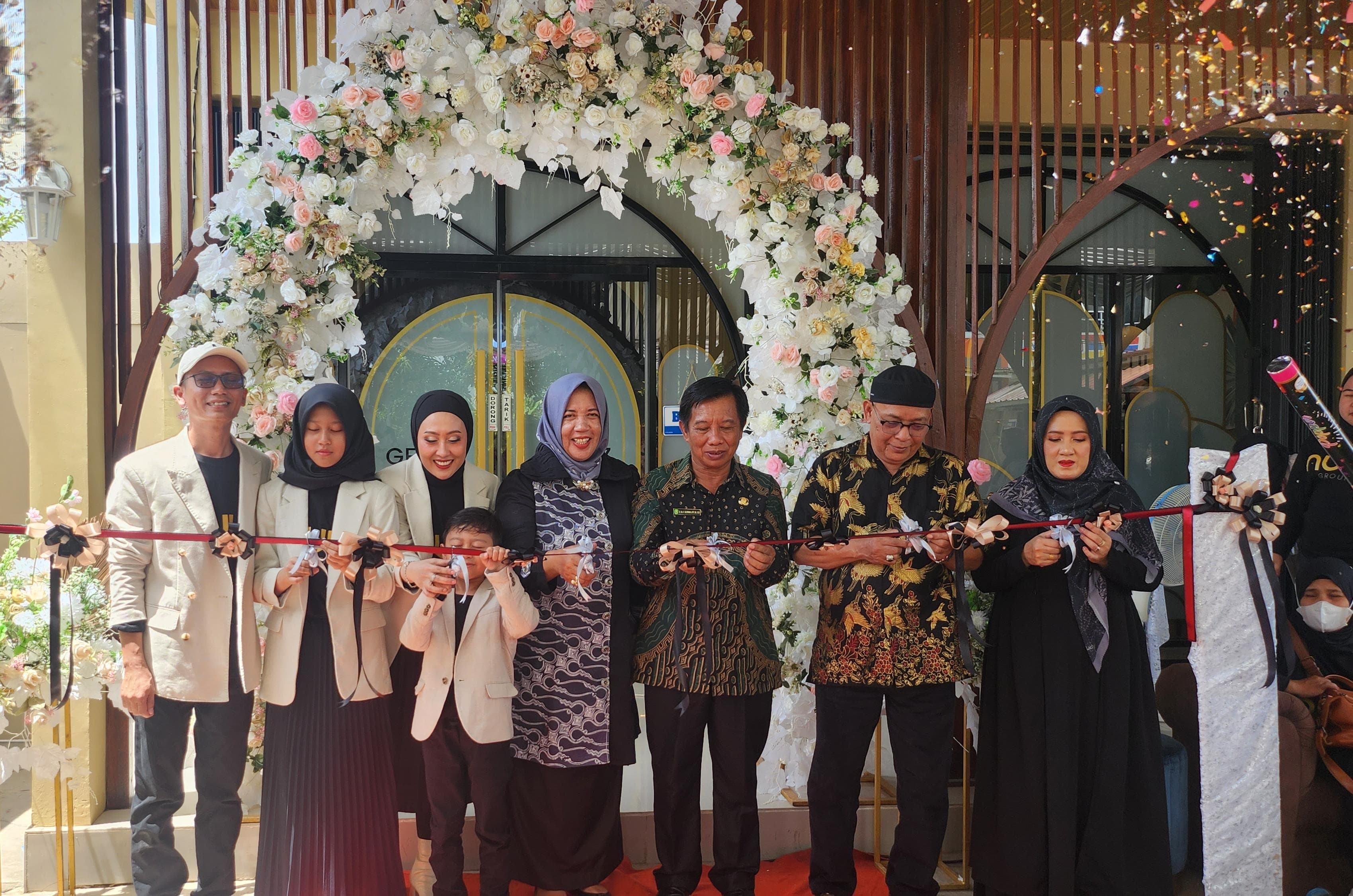 GRAND OPENING: Owner Geuliz Gitta (tiga kiri) saat memotong pita peresmian bersama keluarga dan Asisten 3 Pemkab Kutim.