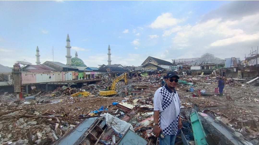 KEBUT: Thoriq memantau pembongkaran bangunan Pasar Pagi di Jalan Jenderal Sudirman, Kelurahan Pasar Pagi, Kecamatan Samarinda Kota, Rabu (6/3).