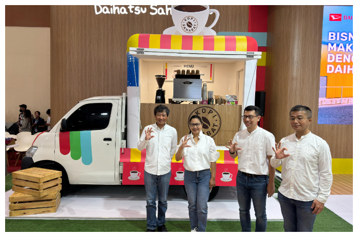 PAMERAN OTOMOTIF : Manajemen Daihatsu berfoto bersama di depan unit Gran Max Cafe pada  pembukaan booth Daihatsu di GIICOMVEC, JCC, Senayan pada 7 Maret 2024