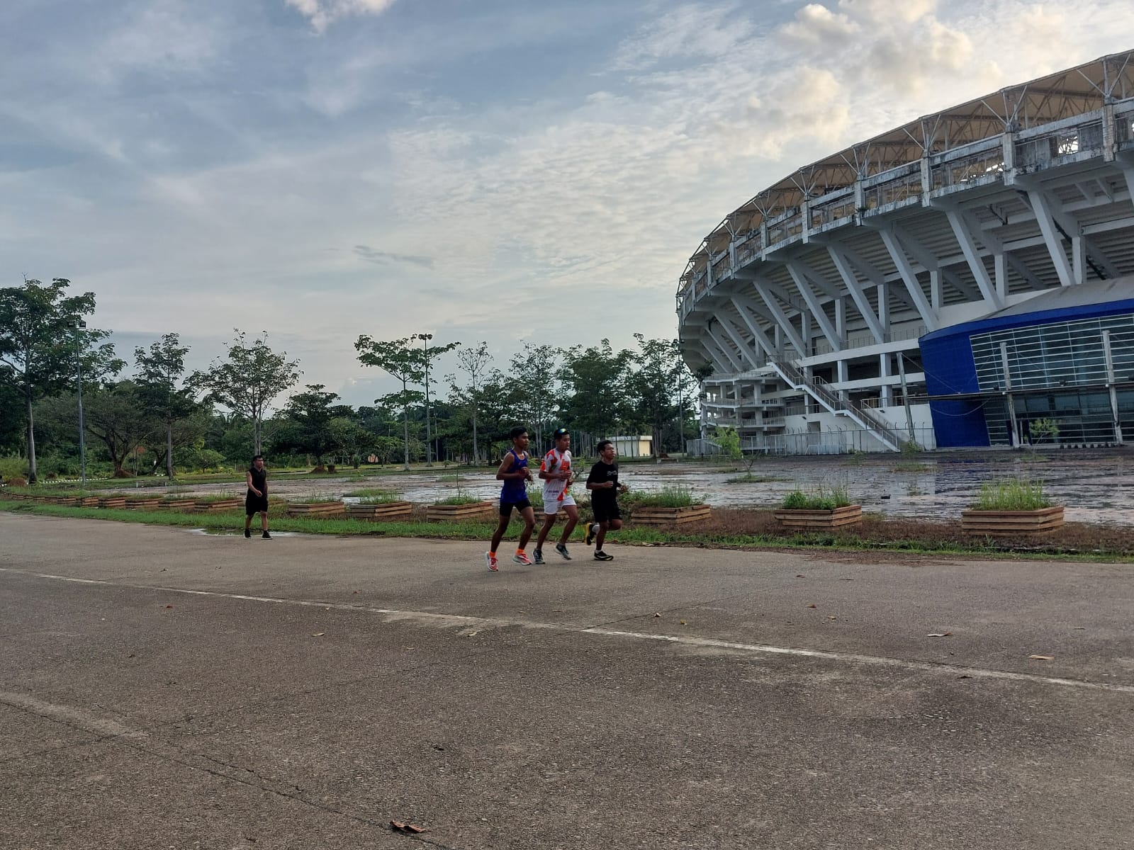 MEMBAIK: Kompleks Stadion Aji Imbut di Tenggarong Seberang, Kukar, yang memiliki banyak fasilitas olahraga publik dan ramai dikunjungi masyarakat terutama tiap sore.