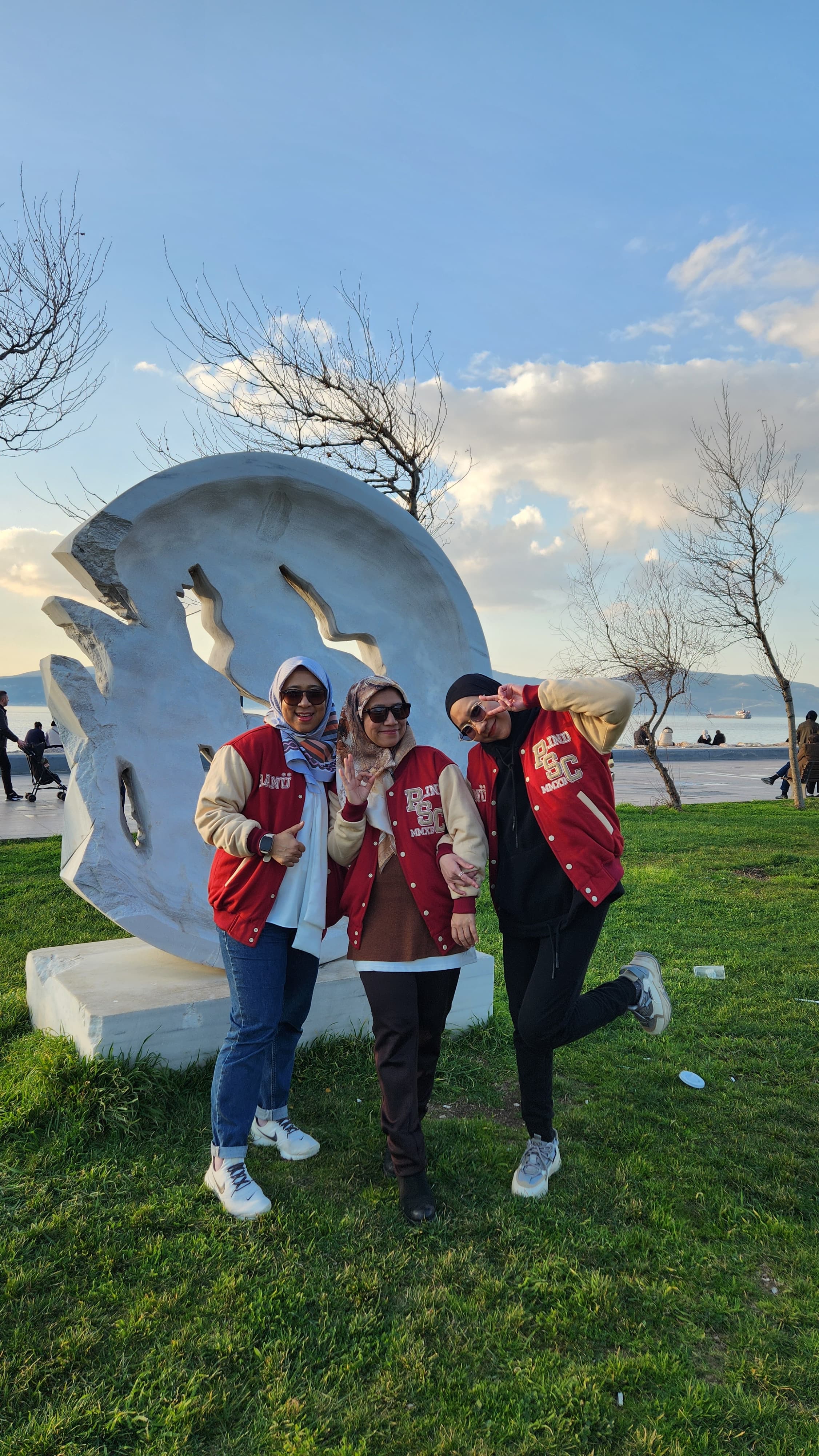 INDONESIA: Henny Wijayanti (kiri) bersama dua mahasiswi lainnya dari Indonesia di Turki.