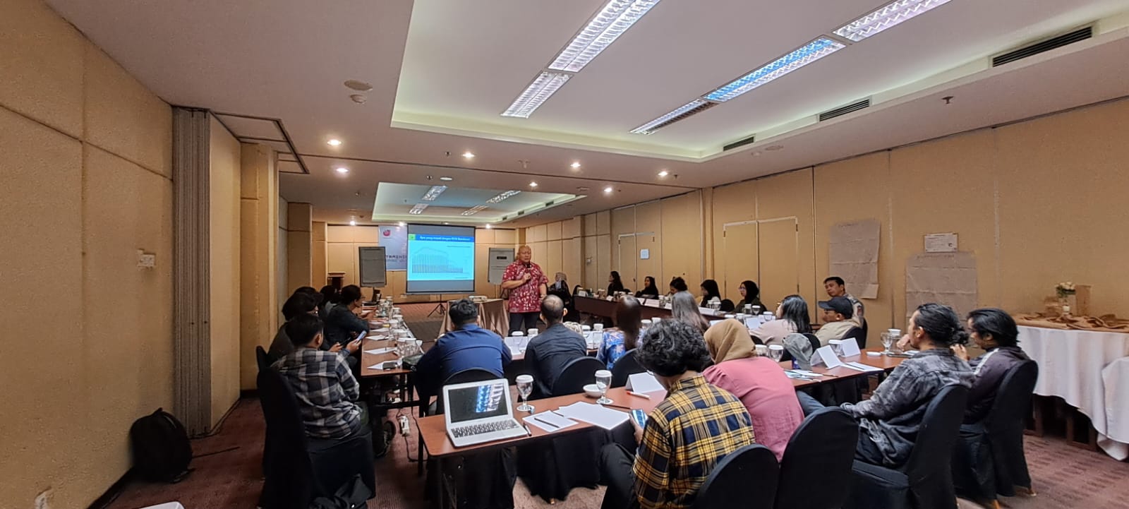 PELATIHAN: Puluhan jurnalis Samarinda mendengarkan materi dari narasumber, Dicky Edwin Hindarto tentang isu transisi energi.