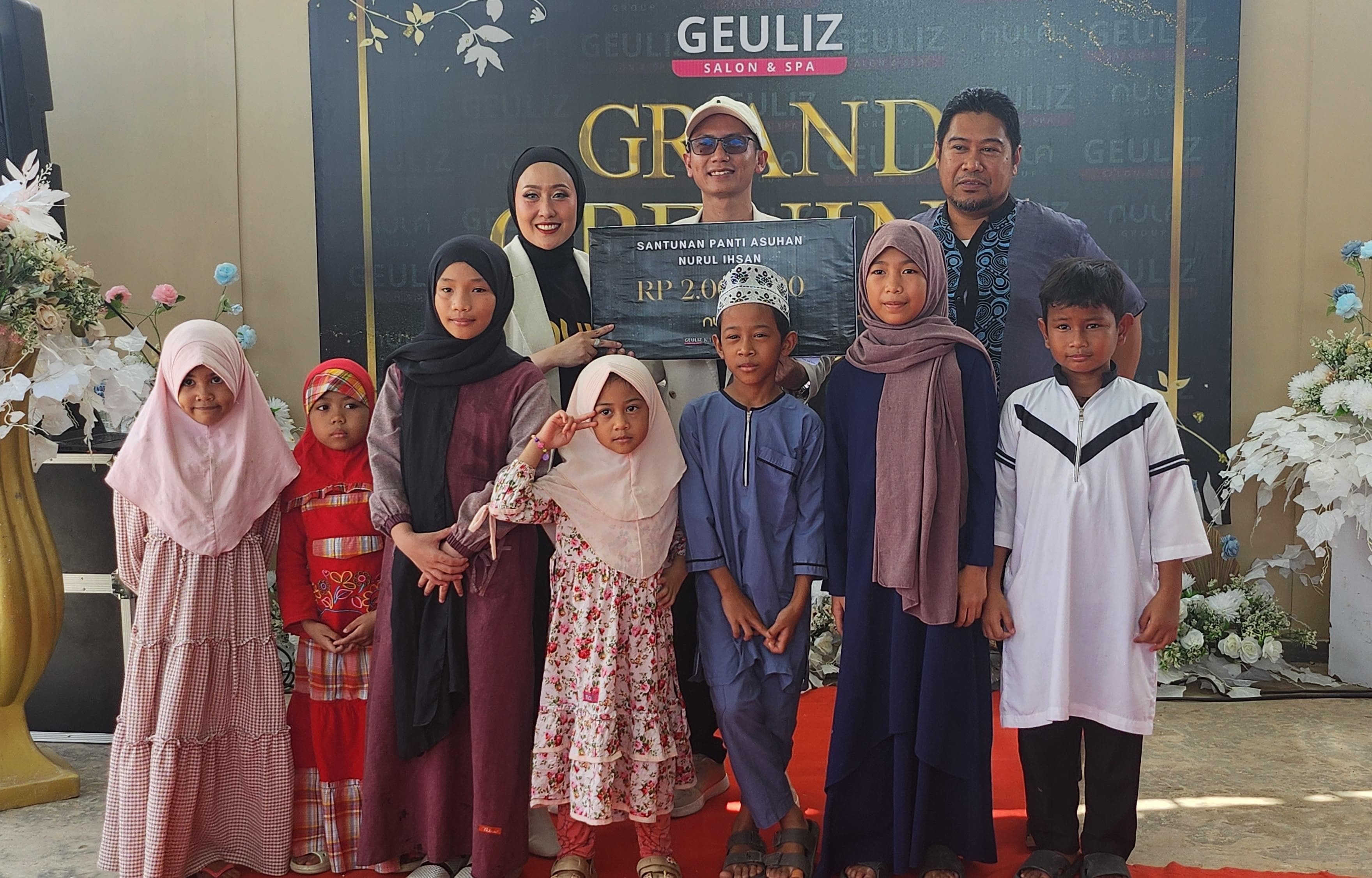 BERKONTRIBUSI: Owner Geuliz, Gitta dan suami saat menyantuni anak yatim Panti Asuhan Nurul Ihsan Sangatta di sela kegiatan Grand Opening.