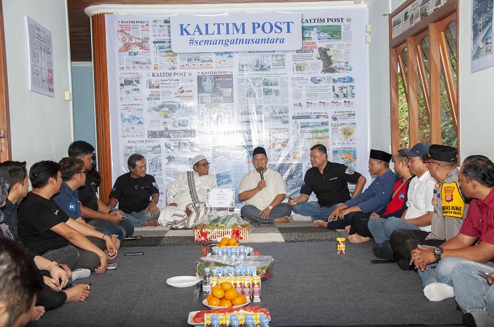 Didampingi Direktur Kaltim Post Erwin Dede Nugroho (kanan), Ketua DPRD Kukar Abdul Rasid menyampaikan sambutan pada syukuran kembali ditempatinya Kantor Kaltim Post Biro Kukar, Jumat (8/3).