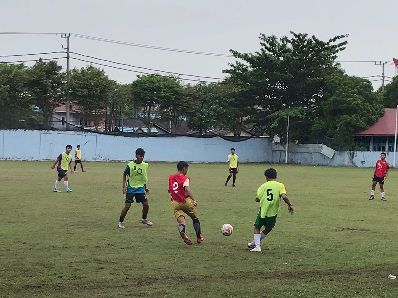 MAKSIMAL: Peserta seleksi berusaha menunjukkan bakat terbaiknya dalam seleksi Timnas di Balikpapan. (Foto: Thomas/KP)
