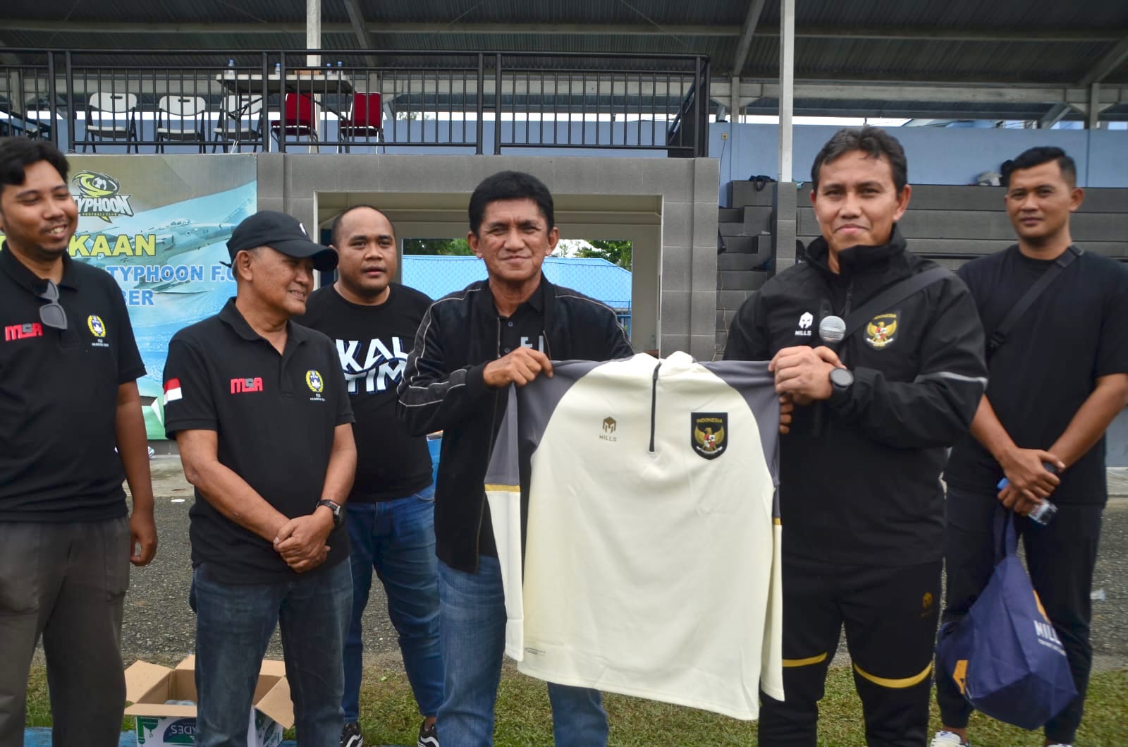 APRESIASI: Bima Sakti menyerahkan jersey timnas Indonesia kepada Ketua Askot PSSI Balikpapan Sukisno Winata, disaksikan Sekjen Asprov PSSI Kaltim Supono (bertopi) usai seleksi Timnas Usia Muda. (Ist)