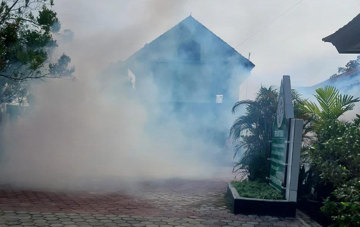 BUKAN SOLUSI UTAMA: Fogging bukan langkah satu-satunya dalam menekan kasus DBD, butuh partisipasi warga dalam menjaga kebersihan.