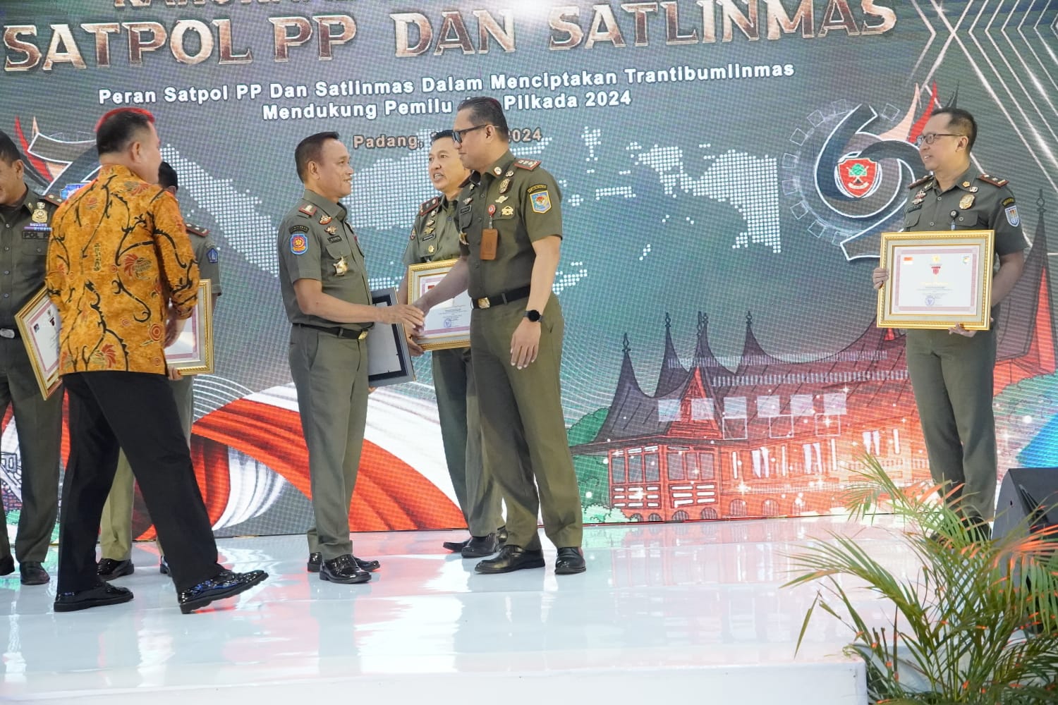 NASIONAL: Kabupaten Paser menerima penghargaan tingkat nasional di bidang tugas Satpol PP di Padang, Sabtu (2/3).