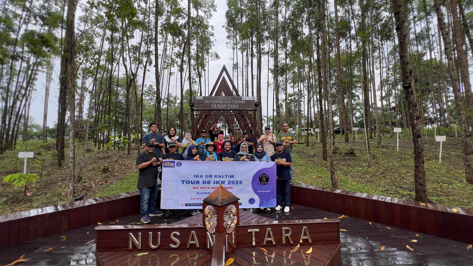 KUNJUNGI IKN: Rombongan IKA UB Kaltim berada di Miniatur Hutan Hujan Tropis Nusantara.