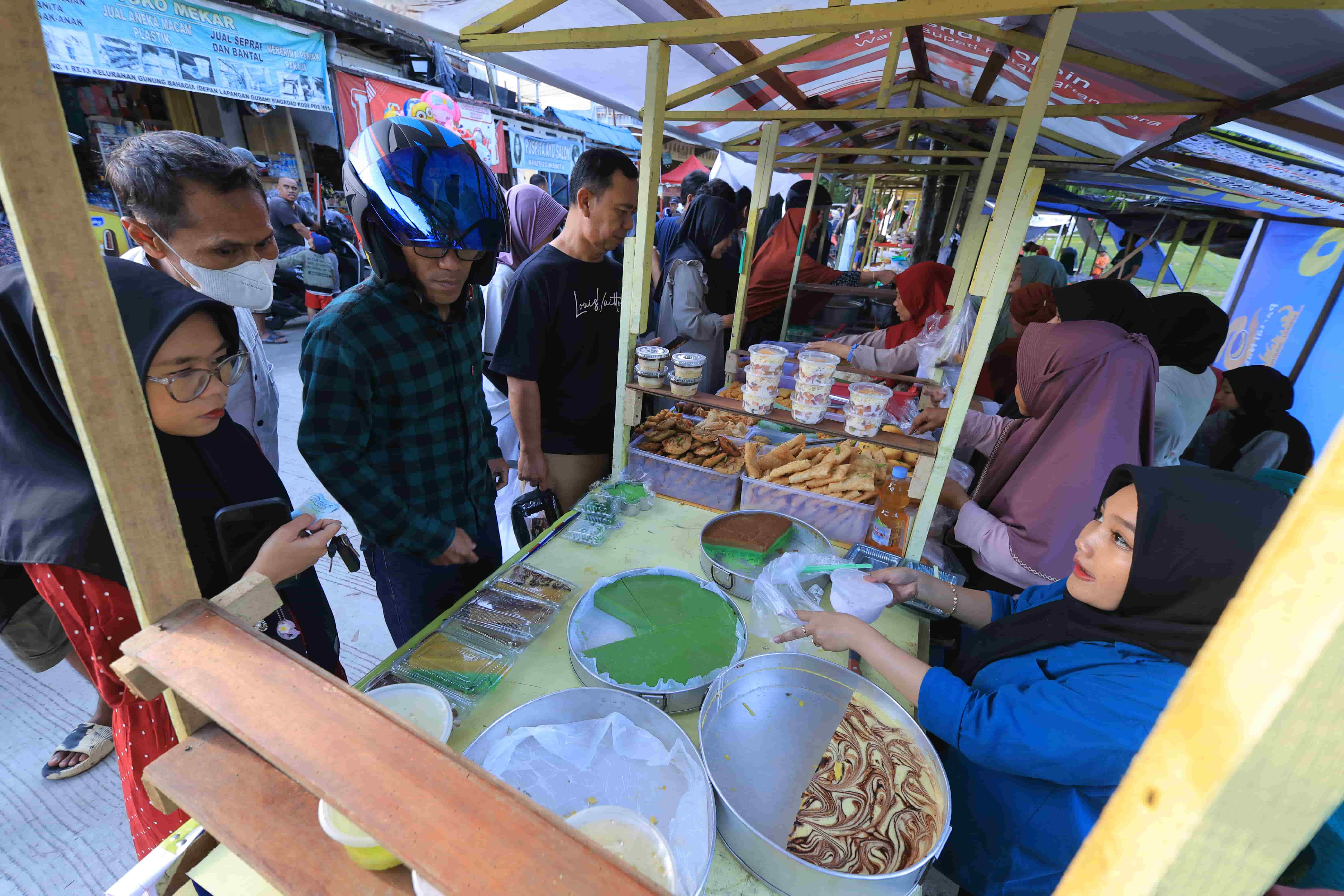 DIAWASI: Pedagang takjil kembali menjamur di berbagai tempat di Balikpapan. Mereka diizinkan asal tidak mengganggu kelancaran lalu lintas.
