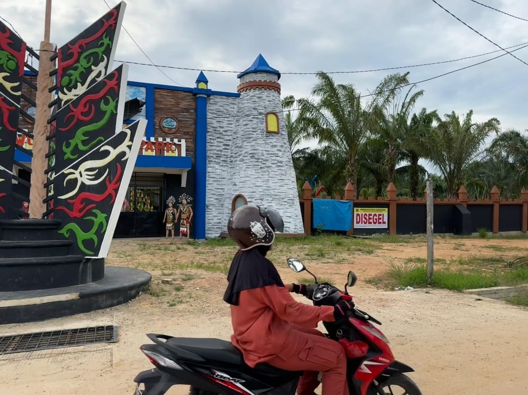 BELUM DIIZINKAN: Wahana wisata di Kecamatan Palaran disegel pemerintah lantaran dibangun tanpa izin kesesuaian kegiatan pemanfaatan ruang Samarinda.