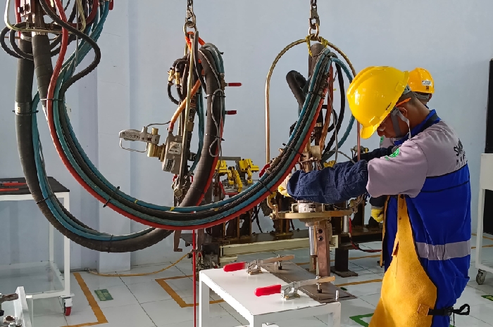 SARANA BERLATIH : Simulasi fasilitas Dojo Welding di SMK Karya Nasional Kuningan, Jawa Barat yang sudah berstandar Daihatsu.