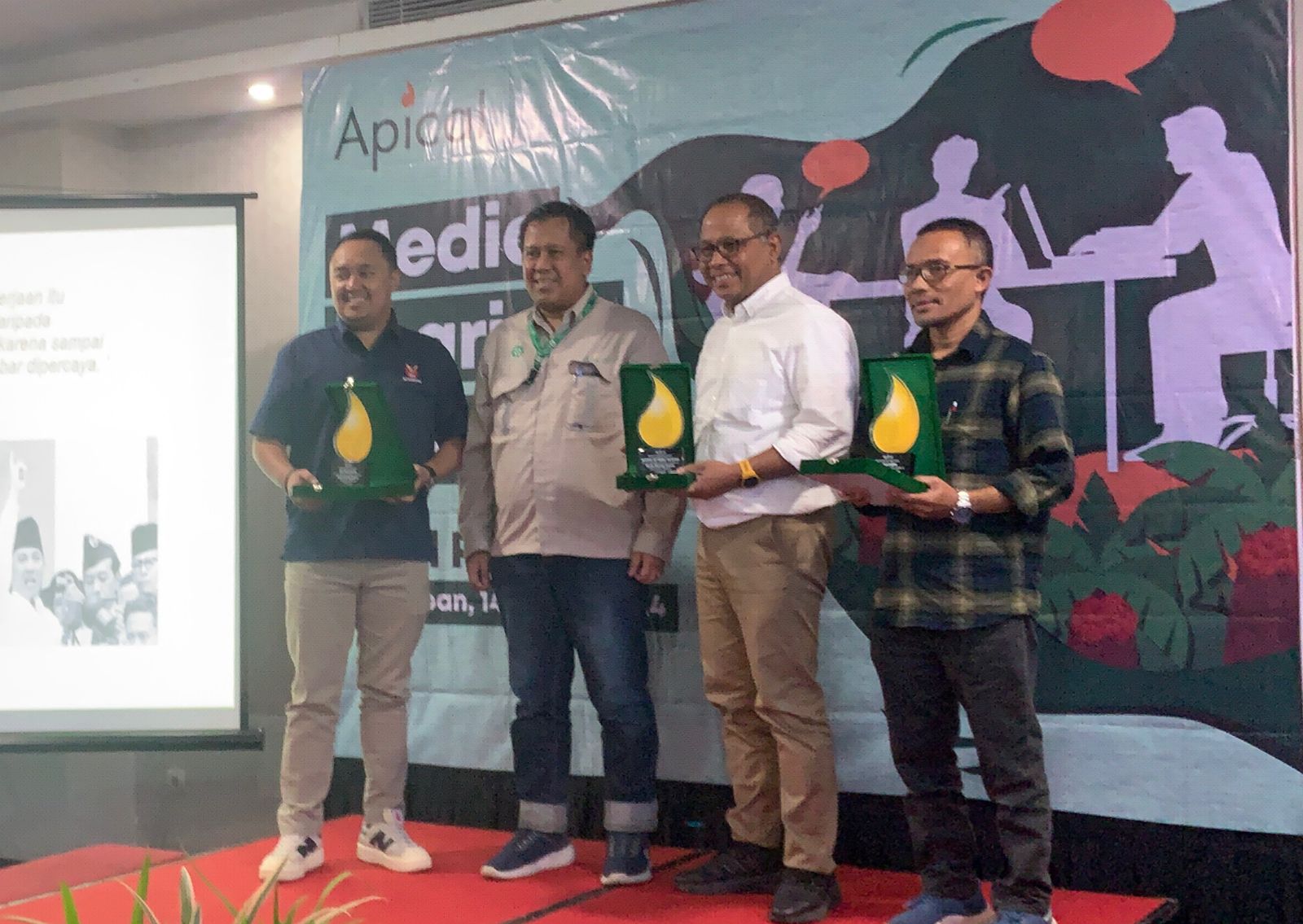 BARENG AWAK MEDIA: Ari Djoko Purnomo (dua kanan) dalam Media Sharing Sessions dan Buka Puasa Bersama Apical di Platinum Hotel Balikpapan, Kamis (14/3).