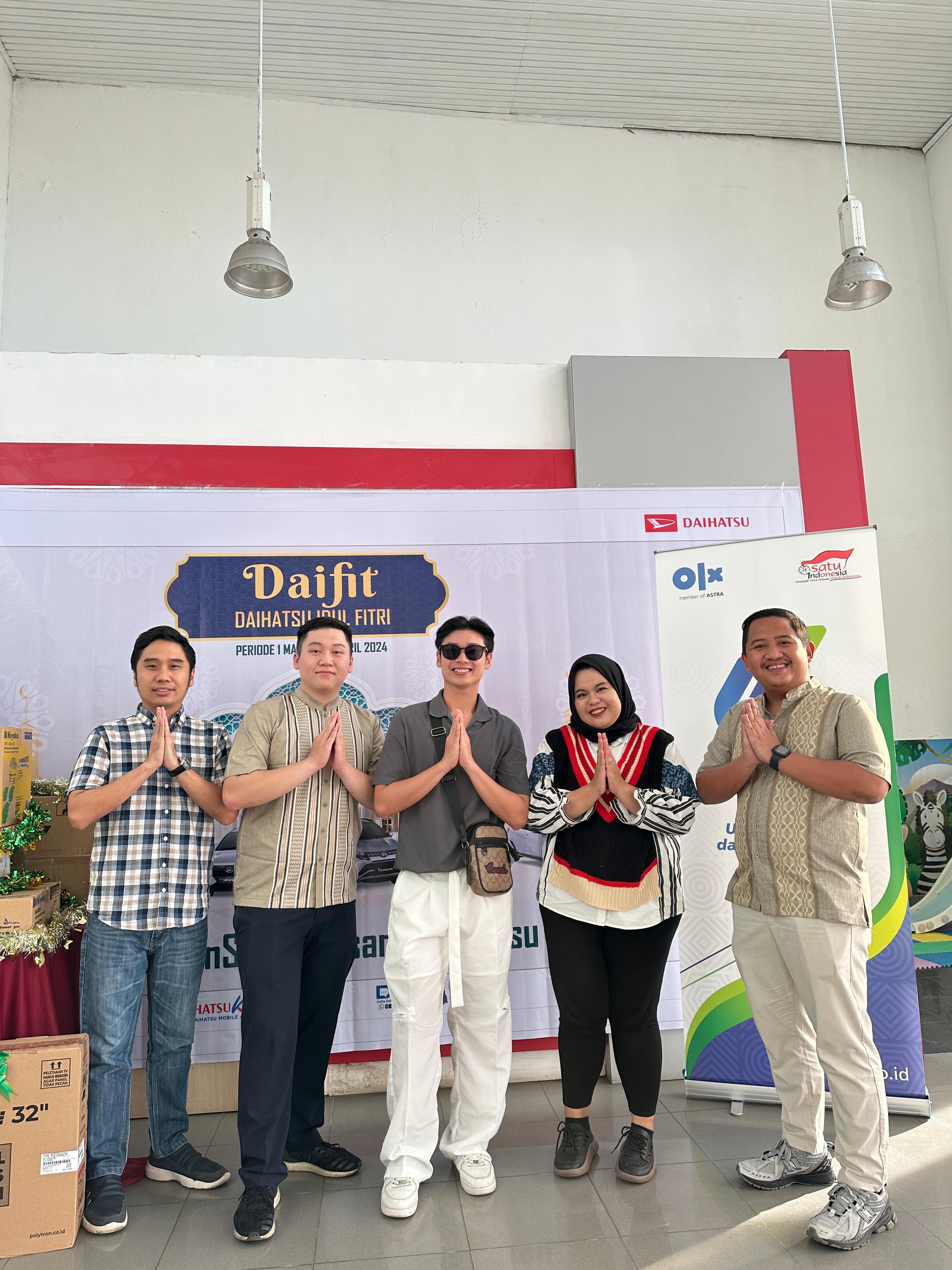 AKRAB: Branch Manager Astra Daihatsu Samarinda Vincentius Allen Budiono (kiri) bersama jajarannya menyapa pelanggan yang hadir pada buka bersama, di gerai Astra Daihatsu, Samarinda.