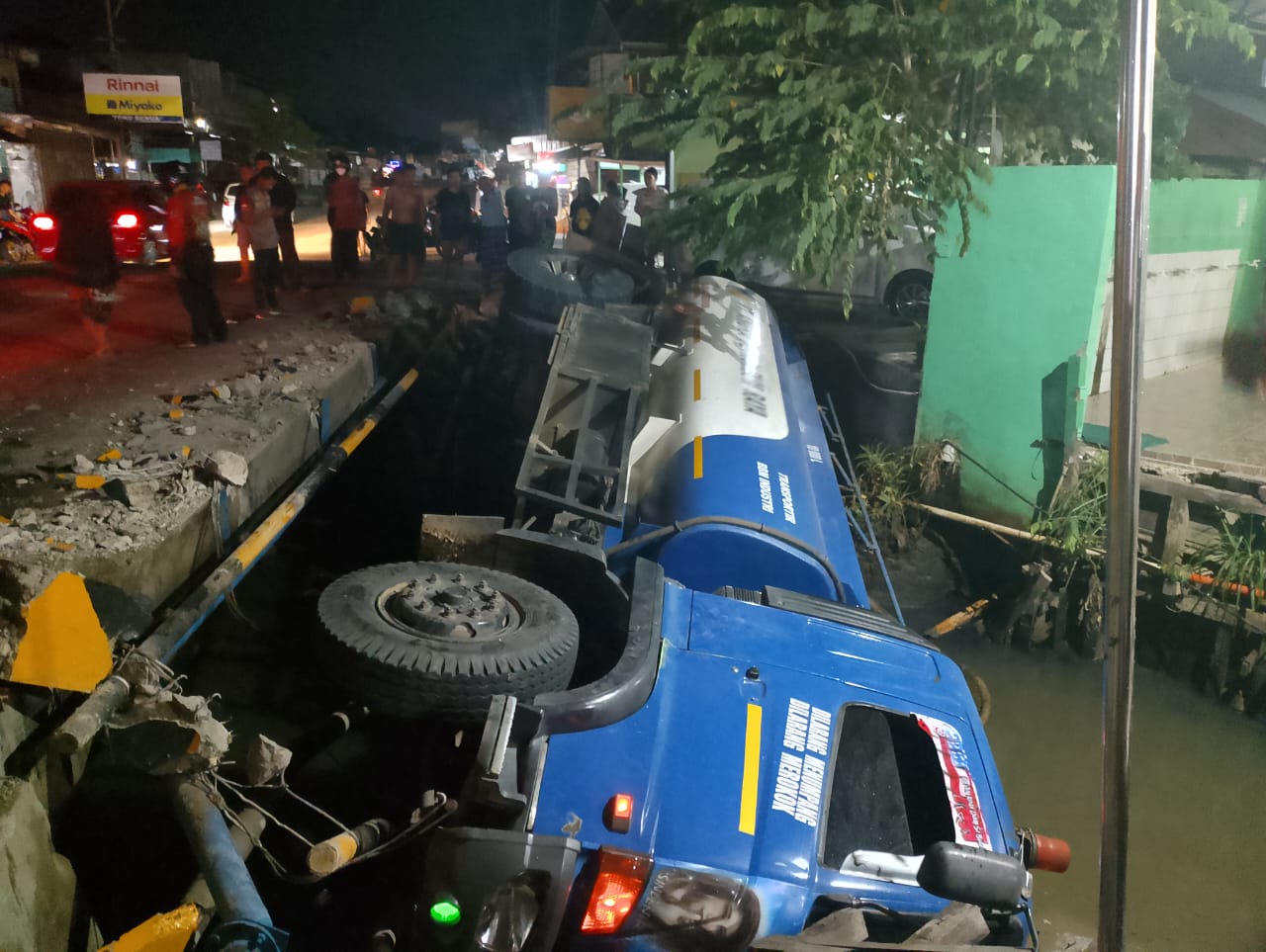 HINDARI KECELAKAAN: Truk pengangkut BBM jenis solar masuk parit di Jalan KH Harun Nafsi, Ahad (17/3) untuk menghindari kecelakaan.