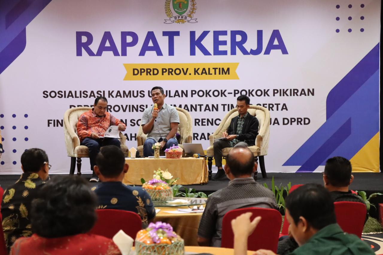 RAPAT KERJA: Ketua Tim Renja Bagus Susetyo dan Ketua Tim Pokir Rusman Yaqub saat memberikan materi dalam rapat kerja, Rabu (13/3).