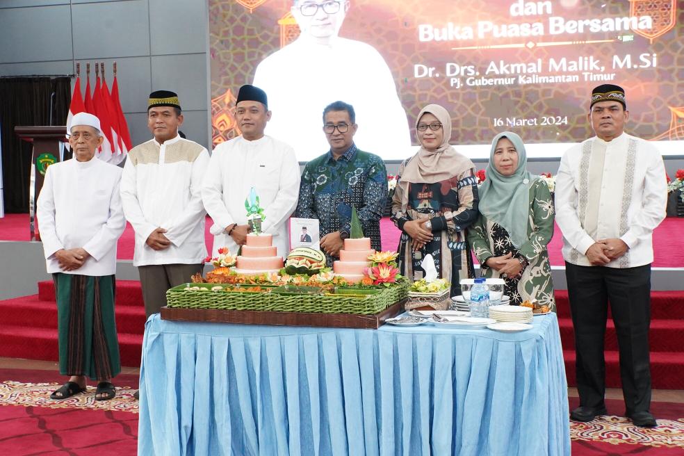 HADIRI: Wakil Ketua DPRD Kaltim Seno Aji bersama Sekwan Norhayati ketika menghadiri silaturahmi dan buka puasa bersama Pemprov Kaltim, Sabtu (16/3).