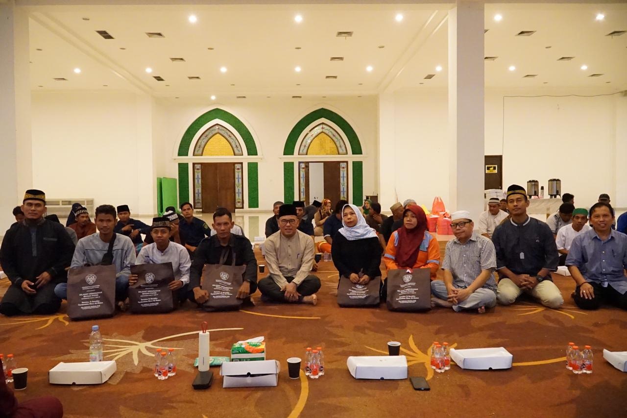 SAHUR BERSAMA: Pj Bupati PPU Makmur Marbun (lima kiri) bareng anggota pasukan oranye dalam sahur bersama di Masjid Al-Ikhlas Penajam, PPU.
