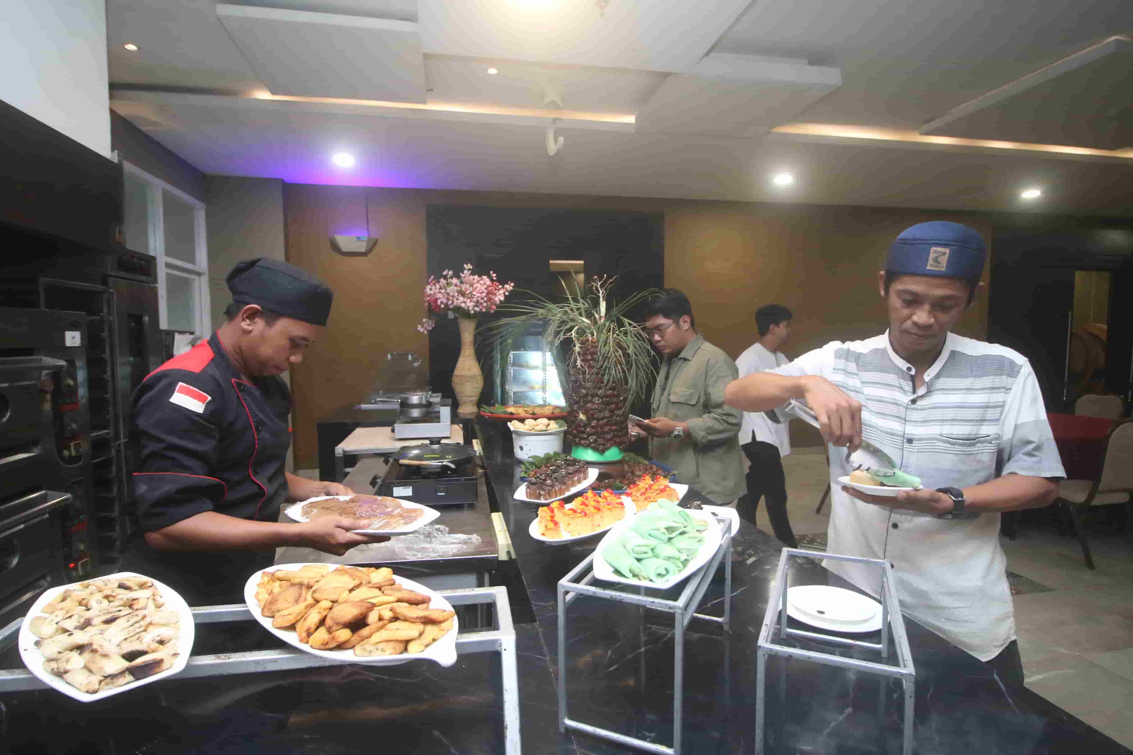 BERSAHABAT: Dengan merogoh kocek Rp 200 ribu, Anda dapat menikmati hidangan khas buka puasa yang menggugah selera di Grand Tjokro Hotel Balikpapan. Termasuk kambing guling dan takjil.