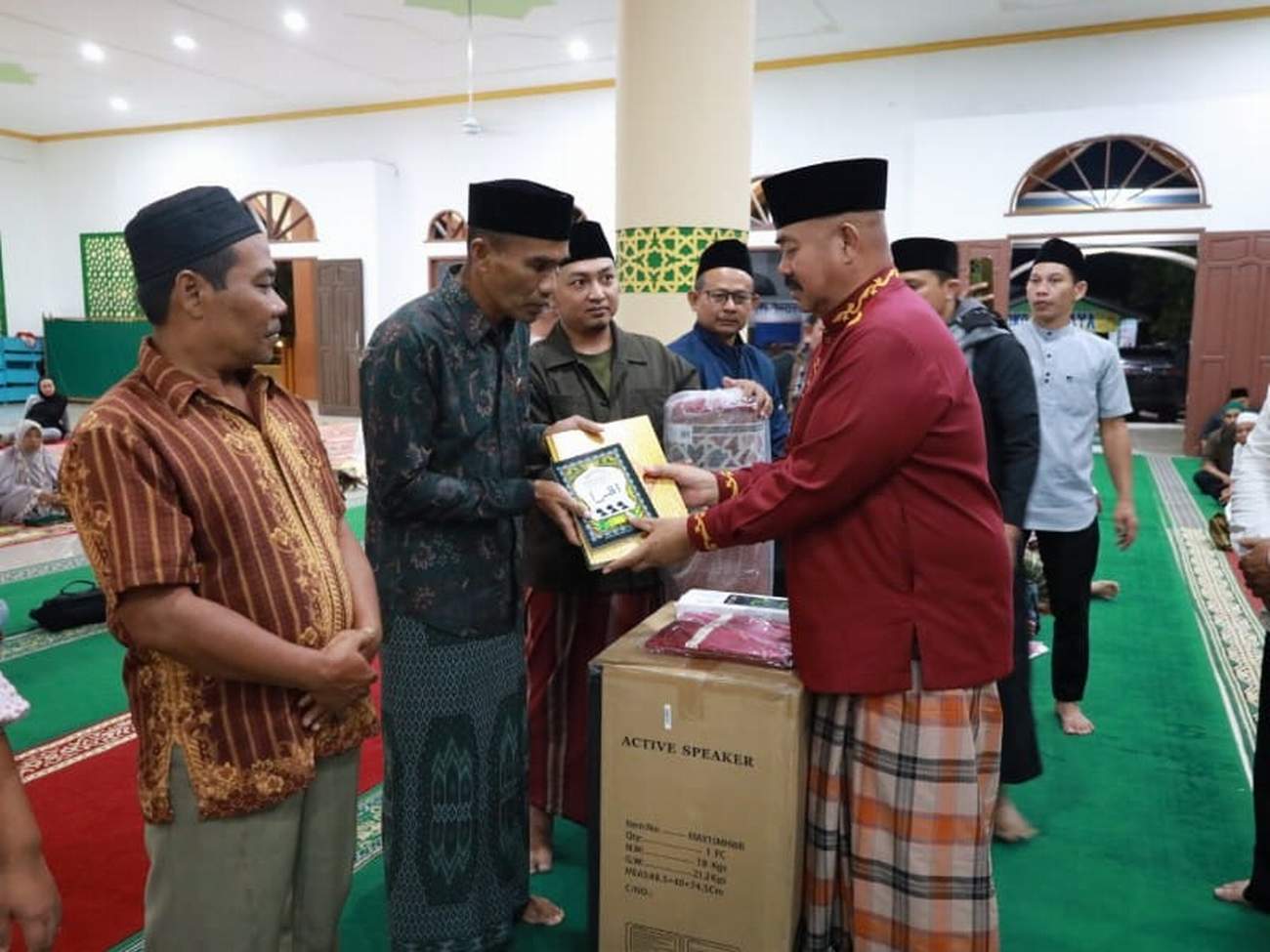PEDULI: Bupati Edi Damansyah saat menyerahkan paket Ramadan di Kembang Janggut.