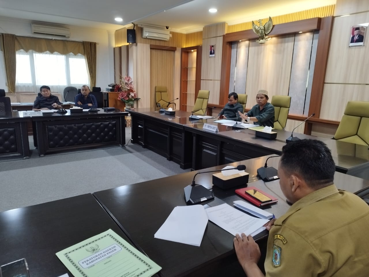 GODOK RAPERDA: Pansus III DPRD Paser menggelar rapat dengar pendapat membahas raperda ruang terbuka hijau.