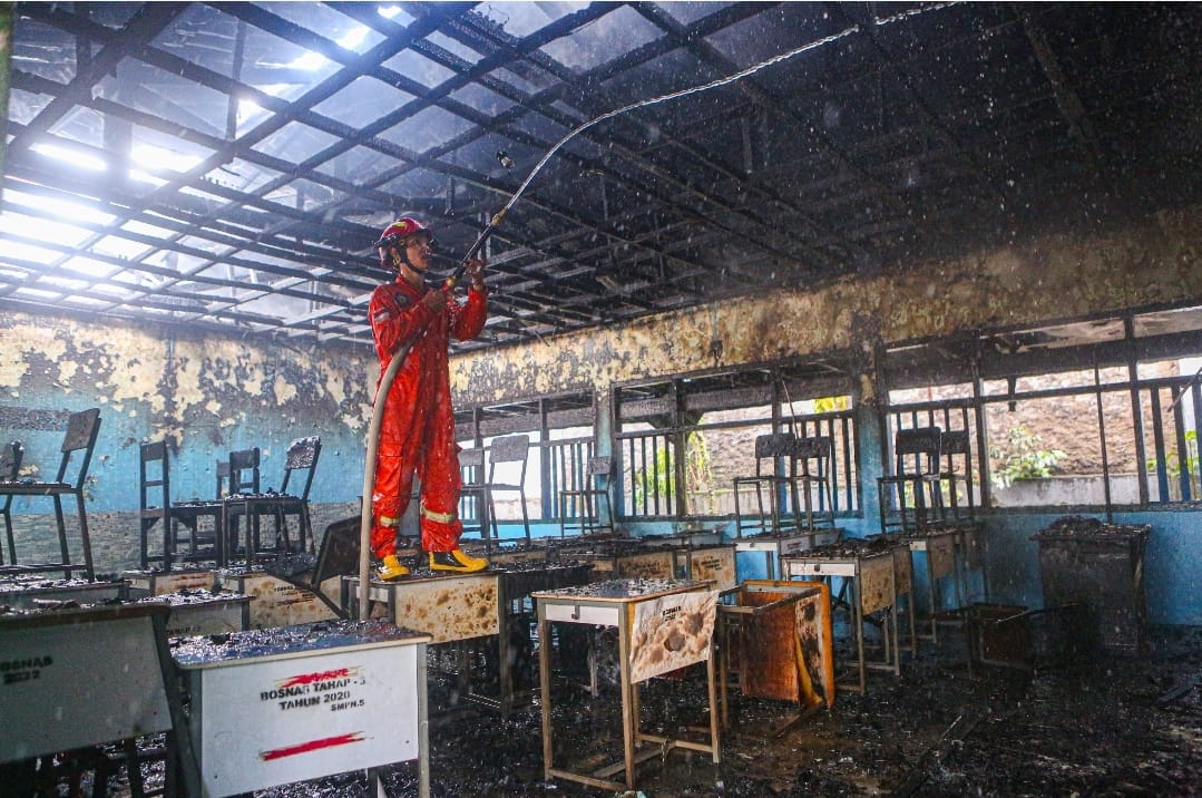 TERBAKAR: Dua rumah di Perumahan Guru Jalan Wijaya Kusuma, Kecamatan Samarinda Ulu, hangus, Selasa (19/3). Api menjalar ke sekolah  membuat belasan ruang dan tempat belajar di SMP 5 Samarinda hangus.