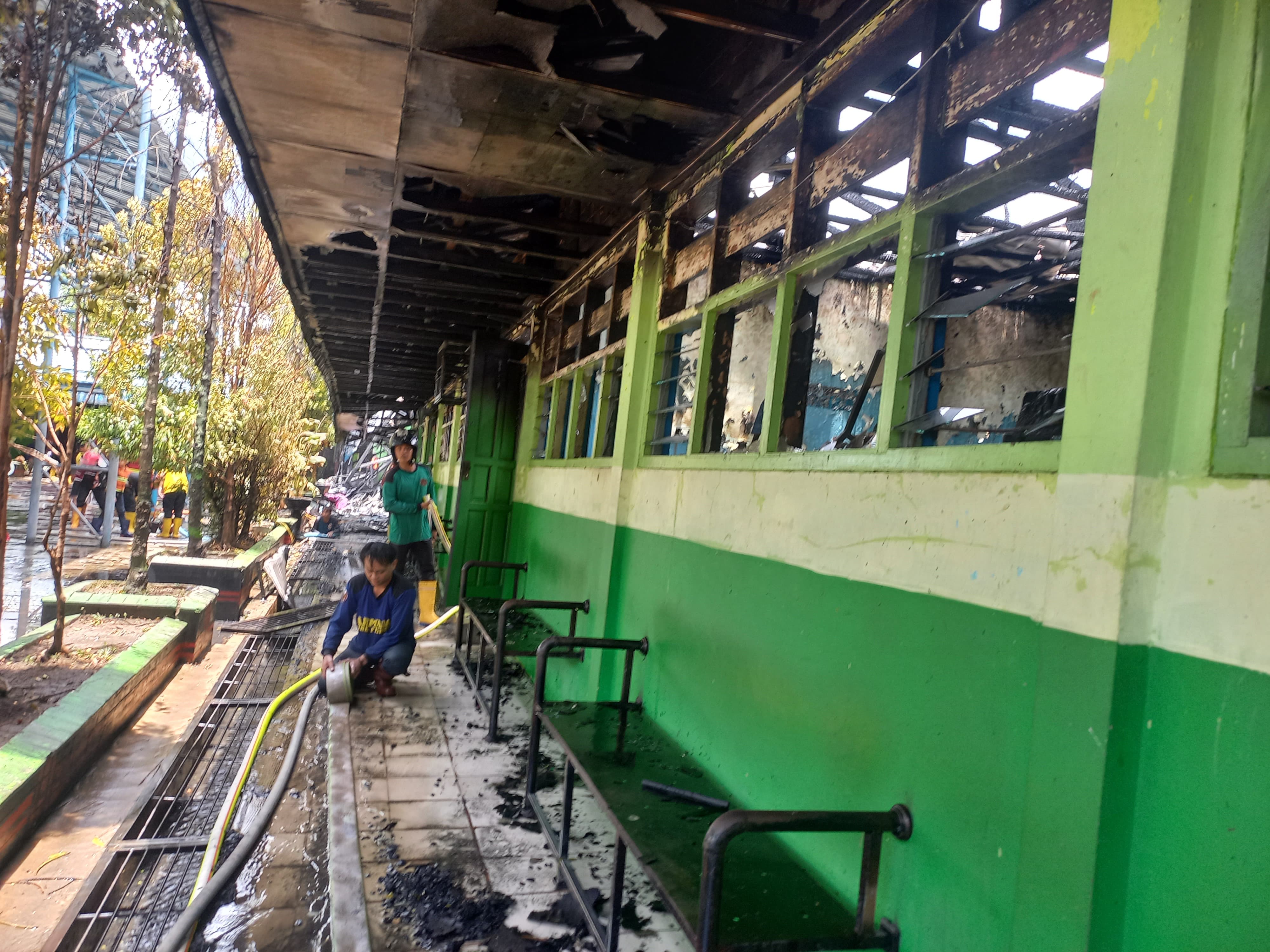 DILIBURKAN: Kebakaran yang melanda SMP 5 Samarinda berdampak terhadap aktivitas belajar siswa. Selama sepekan ke depan peserta didik diliburkan.