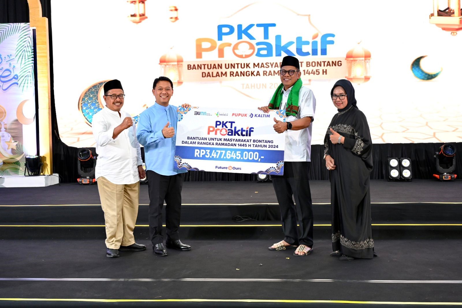 BANTU WARGA: Penyerahan bantuan secara simbolis dari Direktur Utama Pupuk Kaltim Budi Wahju Soesilo kepada Wali Kota Bontang Basri Rase.