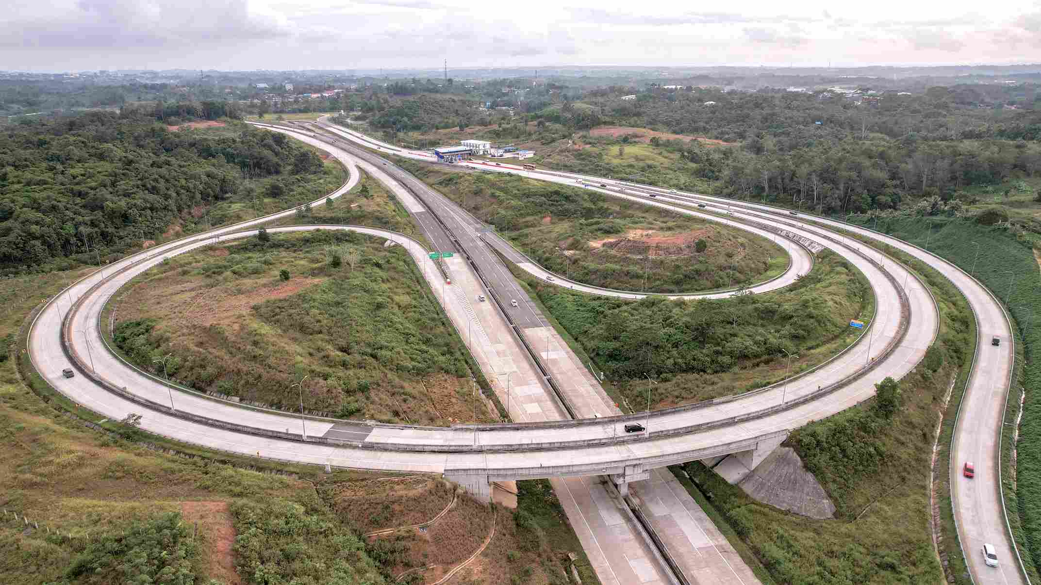 MERAJUT KONEKTIVITAS: Panorama Tol Balikpapan-Samarinda tepatnya di dekat  gerbang Karang Joang, Balikpapan, Kalimantan Timur. (Foto: Dok/Fuad-KP)