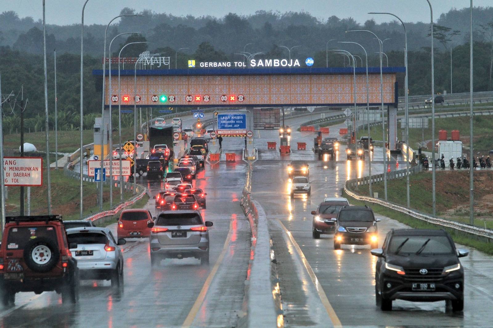 Gerbang Samboja yang menjadi bagian Tol Balikpapan-Samarinda. Kendaraan dari dan menuju ke IKN Nusantara banyak melalui gerbang ini.  (Foto: Dok/Fuad-KP)