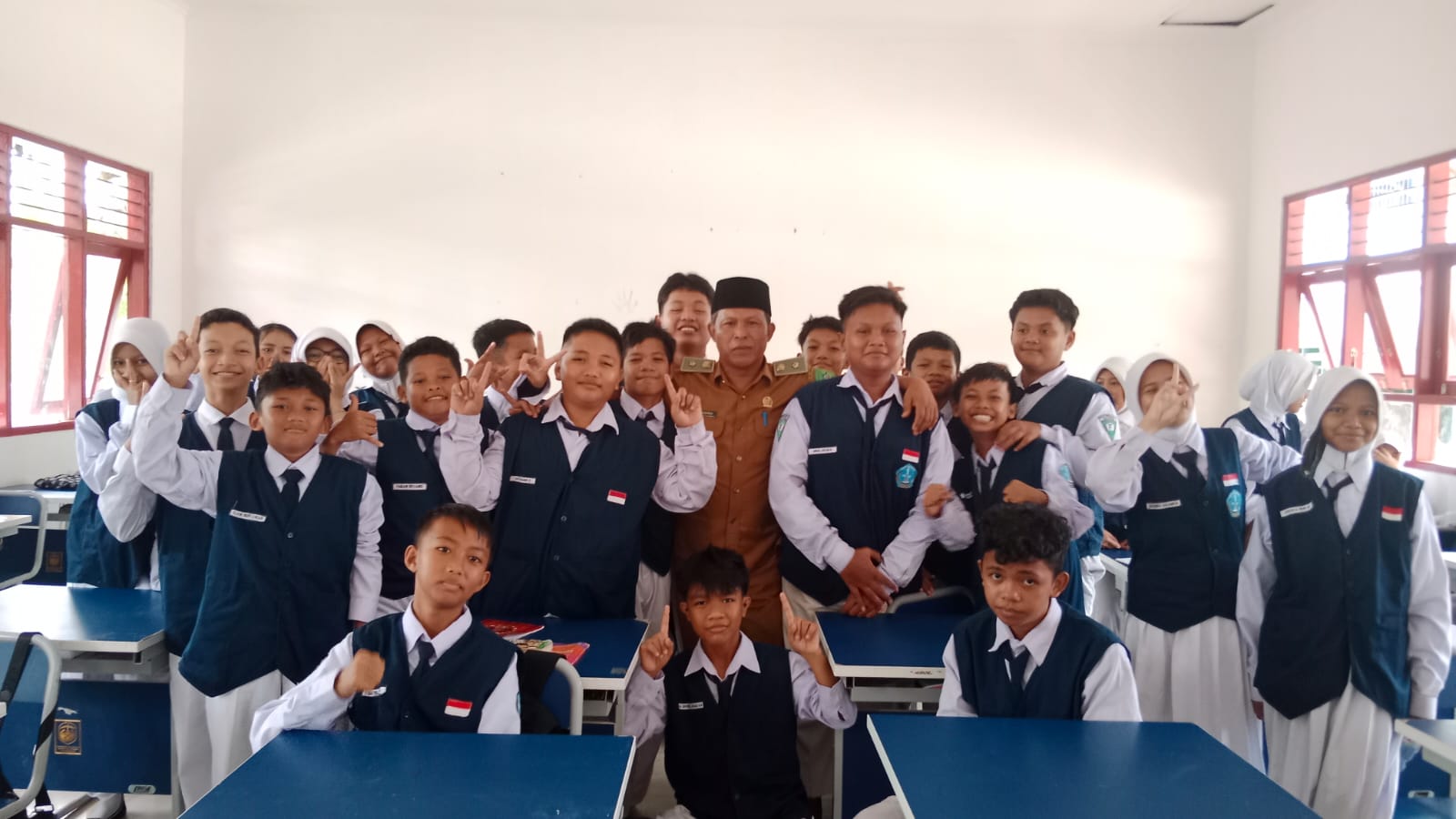 PROGRAM: Kepala Desa Loh Sumber, Sukirno saat melakukan Senin Peduli Bersama Pendidikan.