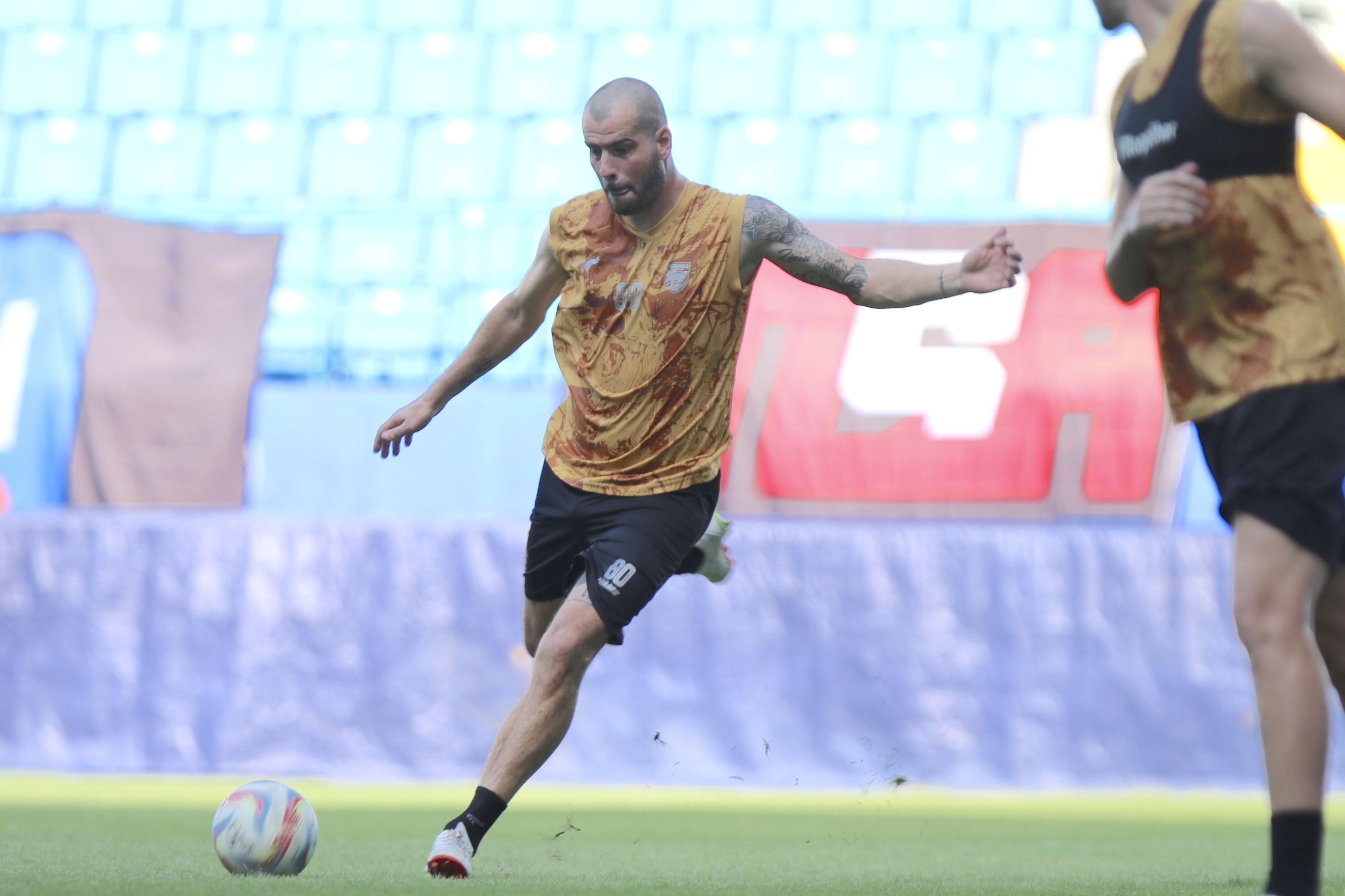 BAKAL KEMBALI: Wiljan Pluim menjalani latihan terpisah karena setelah mengalami cedera pada laga terakhir. (Foto: Anggi Praditha/KP)