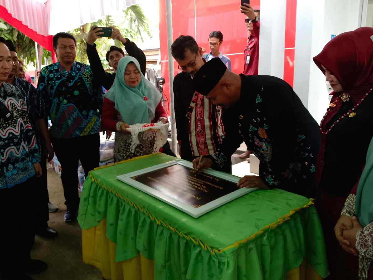 FASILITAS KESEHATAN: Bupati Kukar Edi Damansyah saat meresmikan Pusban Kelurahan Bukit Biru, Tenggarong.