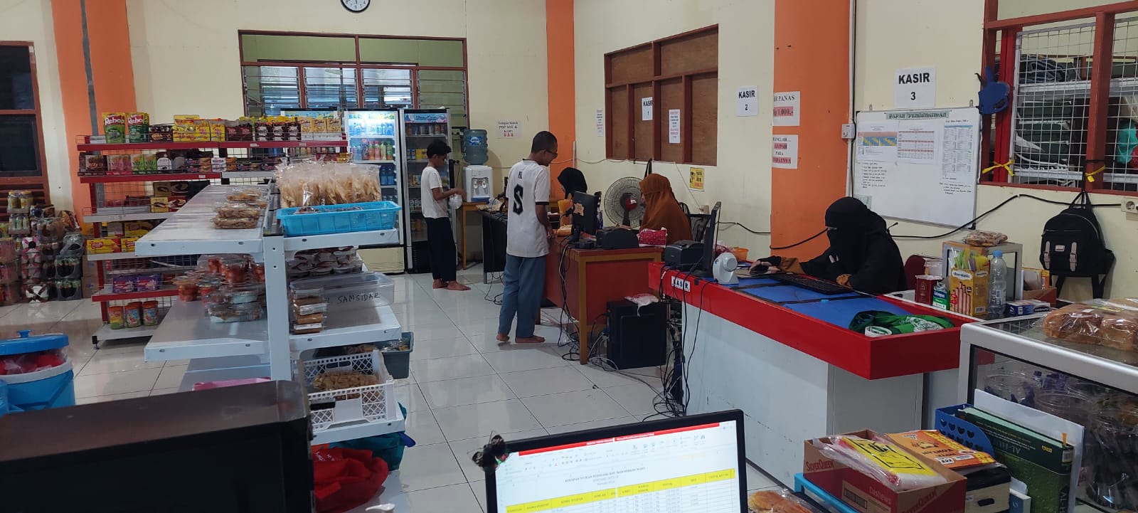 BERKAH MART: Usaha minimarket yang kini target pasarnya tak hanya santri. Namun, juga masyarakat umum di daerah Tanjung Laut, Bontang Selatan.