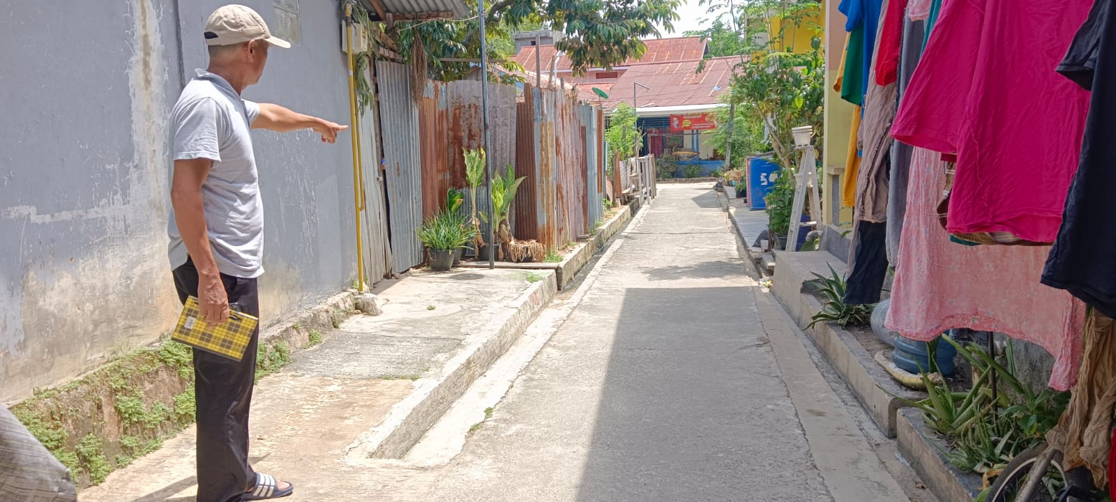PERHATIAN: Ketua RT 13, Tanjung Laut, Bontang, Sugianto menunjukkan parit yang harus ditutup, Minggu (24/3).