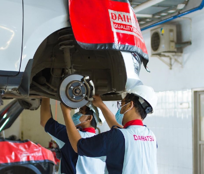 Mekanik handal Daihatsu siap memberikan penanganan terbaik mobil kesayangan pelanggan Daihatsu.