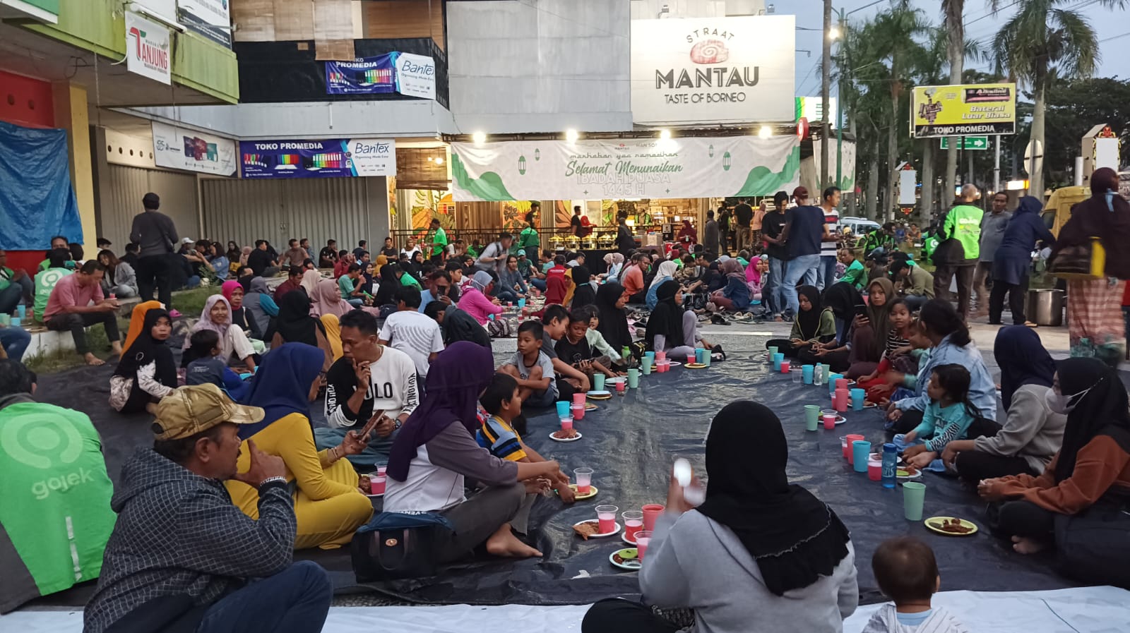 GRATIS: Pengguna jalan yang melintas di kawasan Balikpapan Baru bisa menikmati berbuka puasa di Straat Mantau.