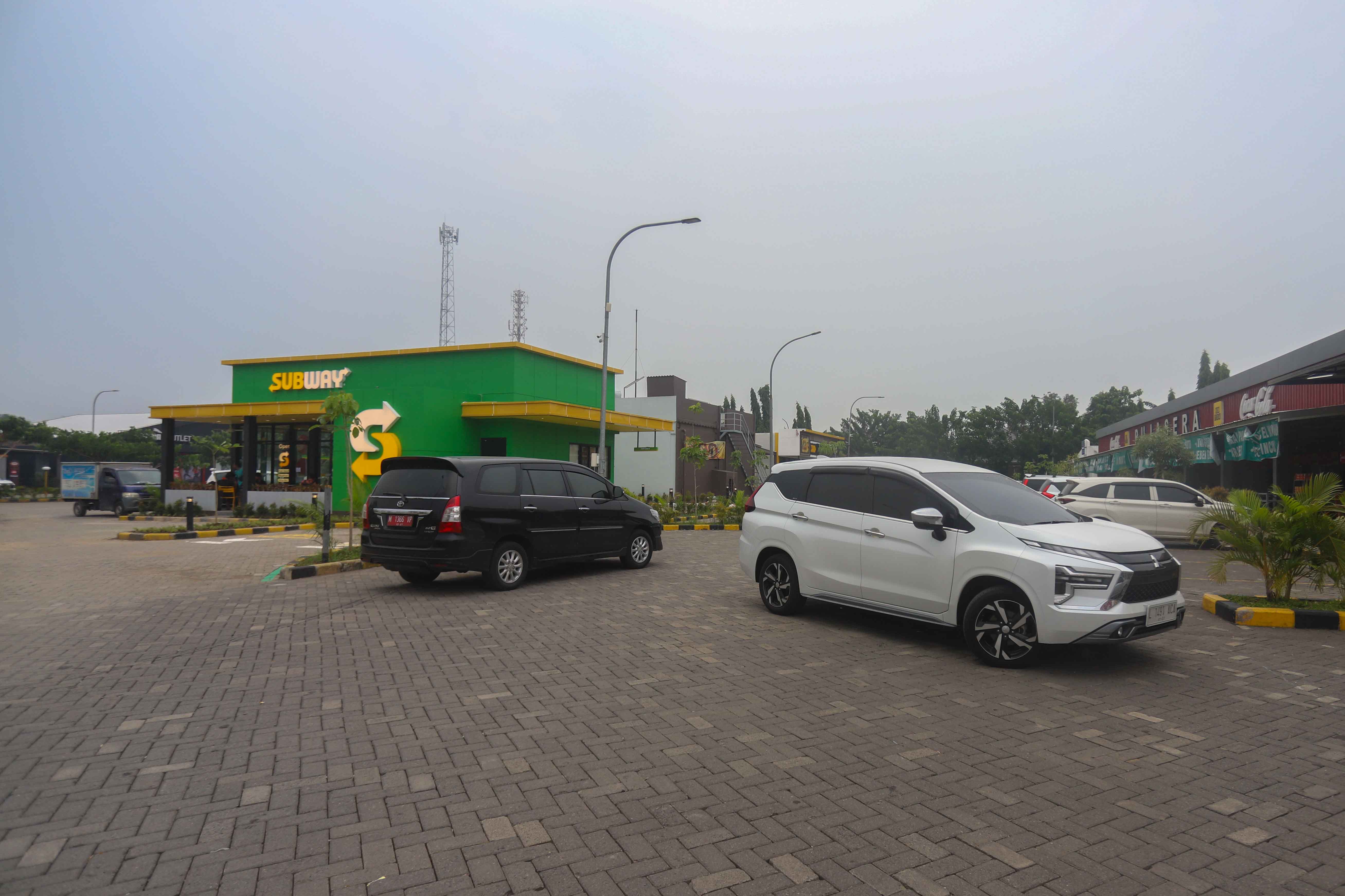 ISTIRAHAT ATAU NONGKRONG: Sejumlah kendaraan saat masuk ke Rest Area Kilometer 754 Sidoarjo.