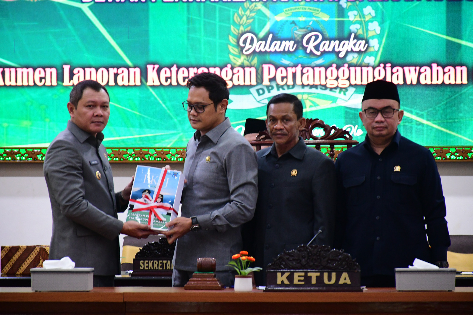 TERIMA LKPj: DPRD Paser menerima LKPj Bupati Paser APBD 2024 saat rapat paripurna, Selasa (26/3).