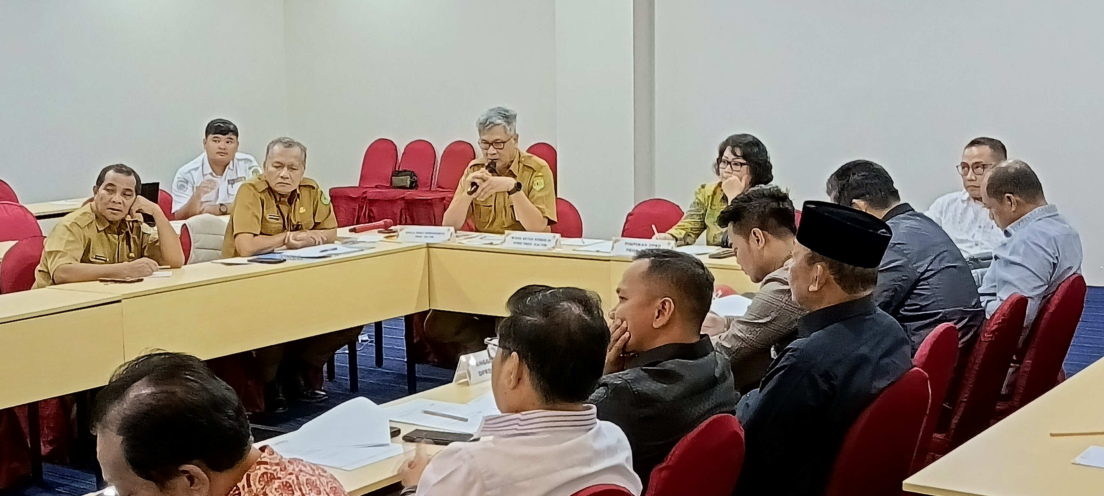 BAHAS KERETA API: Yuki Subekti (pegang mik) memaparkan hasil kajian penyelenggaraan perkeretaapian di hadapan ketua dan anggota Komisi III DPRD Kaltim di Balikpapan.