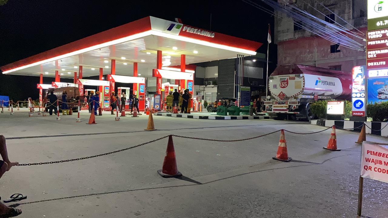 BIKIN PANIK: Sempat ada percikan api di SPBU MT Haryono. Api berhasil dipadamkan sebelum membesar.