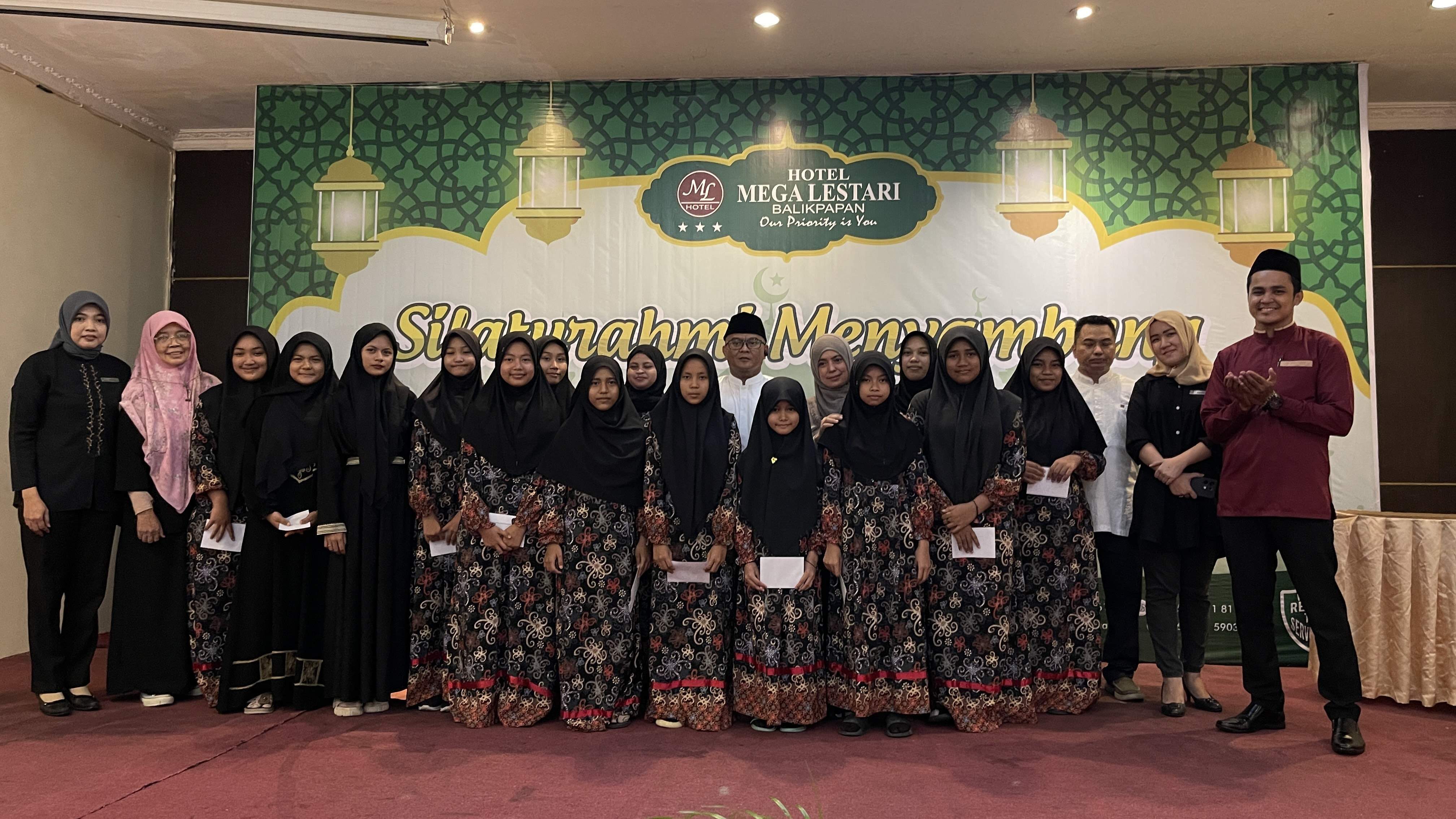 BANTUAN: General Manager Hotel Mega Lestari Derry Indrawardhana (kemeja putih) menyerahkan bantuan kepada Panti Asuhan Aisyiyah di sela agenda bukber Rabu (27/3).