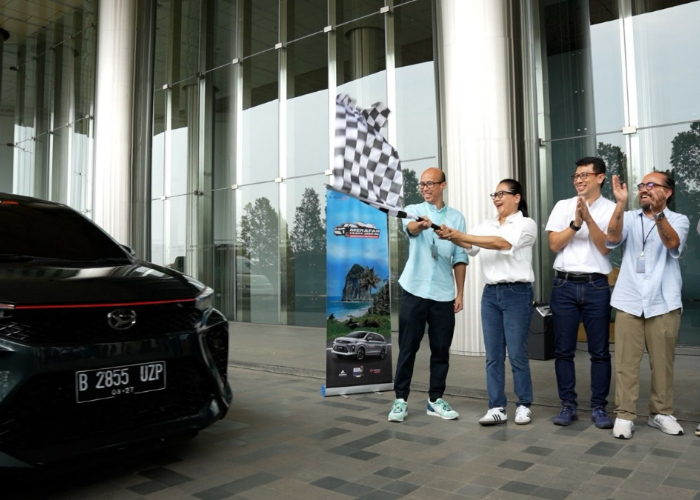 SEREMONI : Sri Agung Handayani, Marketing Director PT Astra Daihatsu Motor (kedua kiri), berserta jajaran manajemen melepas keberangkatan eksplorasi Trans  Jawa 2024. Kamis, (28/3).
