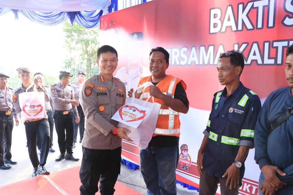 Teks---BERBAGI. Bulan Ramadan jajaran Polda Kaltim melalui Ditpamobvit menyalurkan bantuan pada TKBM Kaltim Kariangau Terminal dan masyarakat setempat.