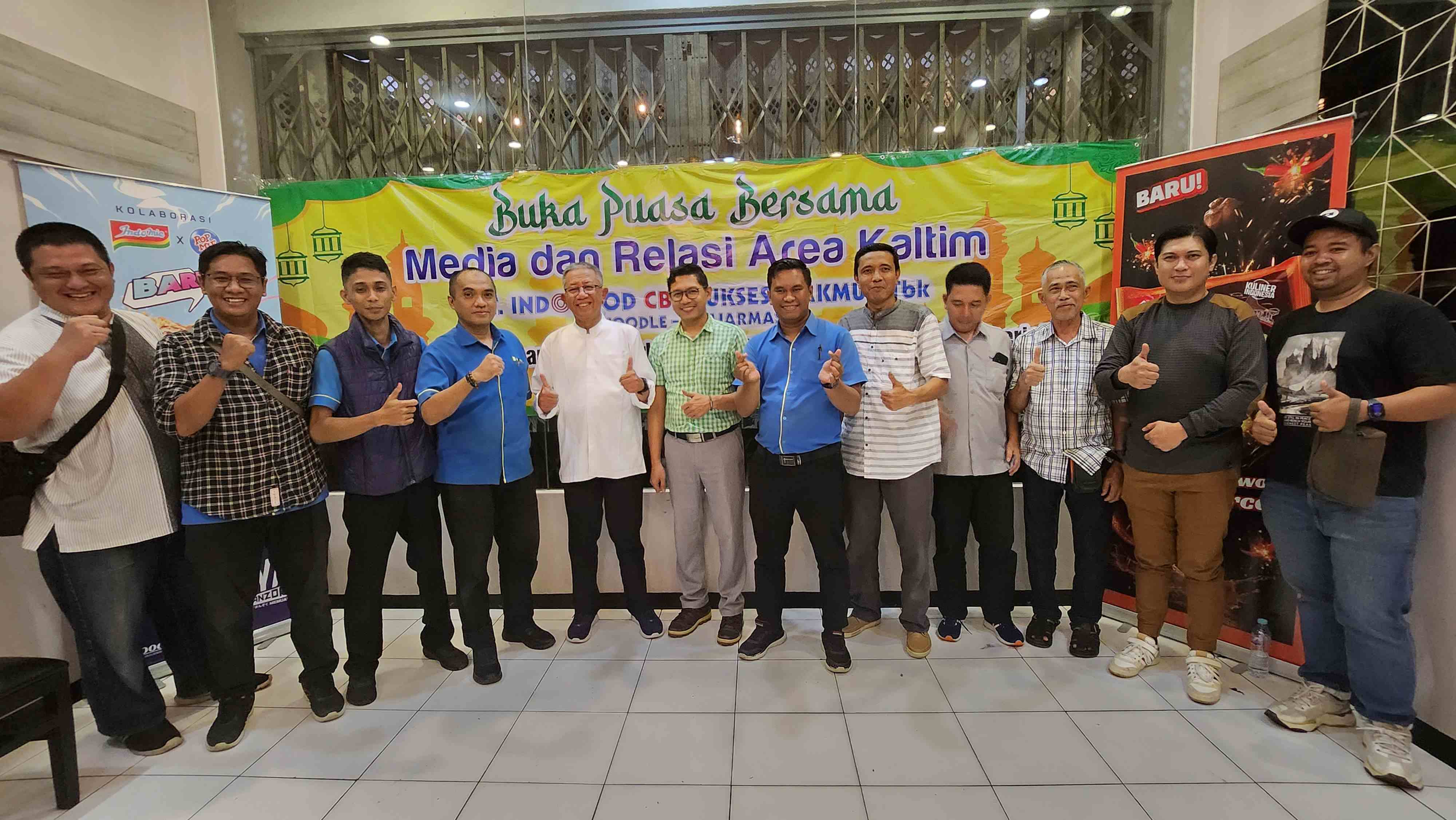 TERUS BERINOVASI: Widji Sasongko (lima kiri) bersama para mitra setelah buka puasa bersama di Balikpapan, Rabu (27/3).