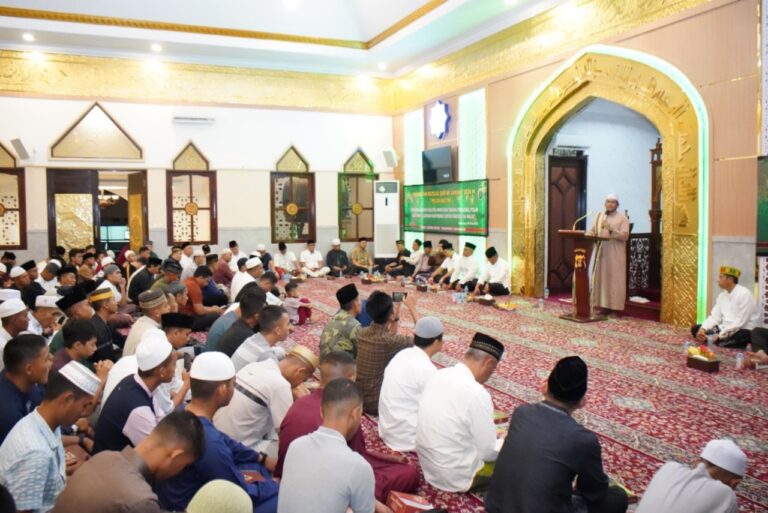 NUZULUL QU&rsquo;RAN: Kapolda Kaltim Irjen Pol Nanang Avianto bersama masyarakat menghadiri peringatan Nuzulul Qur&rsquo;an.