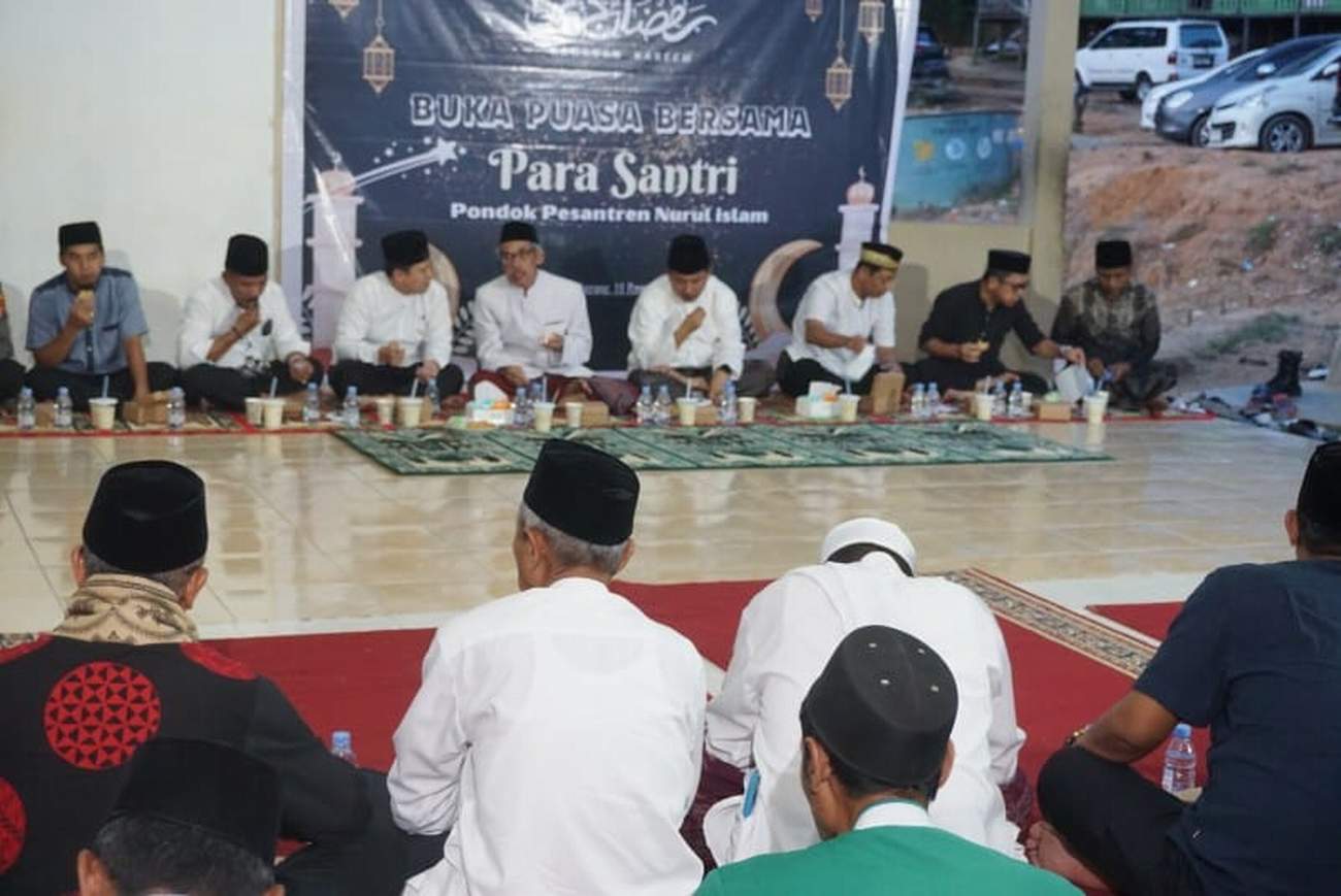 BERKAH: Sekkab Kukar Sunggono saat menghadiri buka puasa bersama dan penyaluran sembako di Ponpes Nurul Islam.