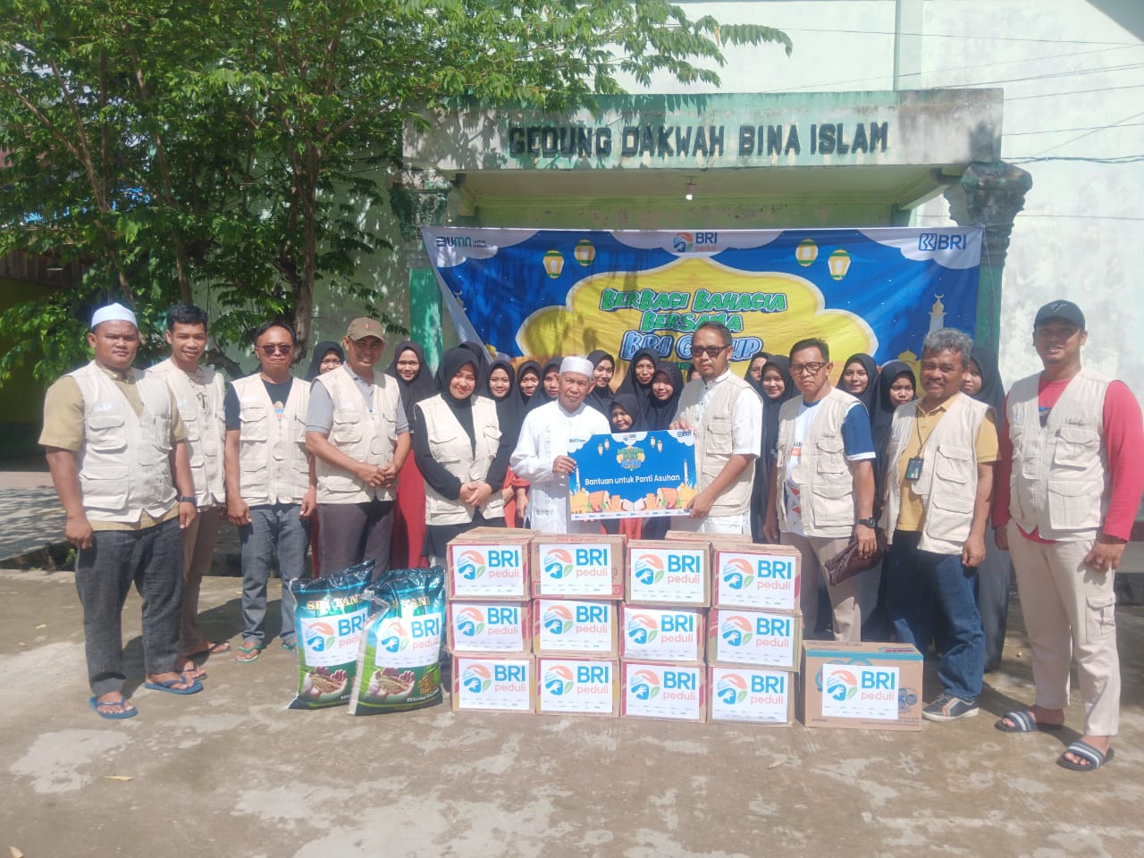 BRI BERBAGI: BRI Cabang Tanah Grogot bersama anak perusahaan BRI Group membagikan paket sembako ke Ponpes Bina Islam dan Panti Asuhan Muhammadiyah Tanah Grogot, Sabtu (30/3).