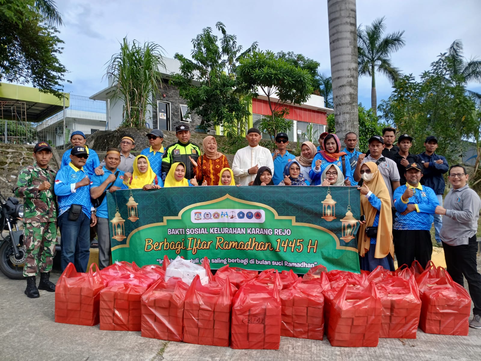 BERBAGI: Mitra Kelurahan Karang Rejo kompak melaksanakan pembagian takjil gratis untuk pengendara yang melintas di Muara Rapak, Balikpapan, Minggu (31/3).