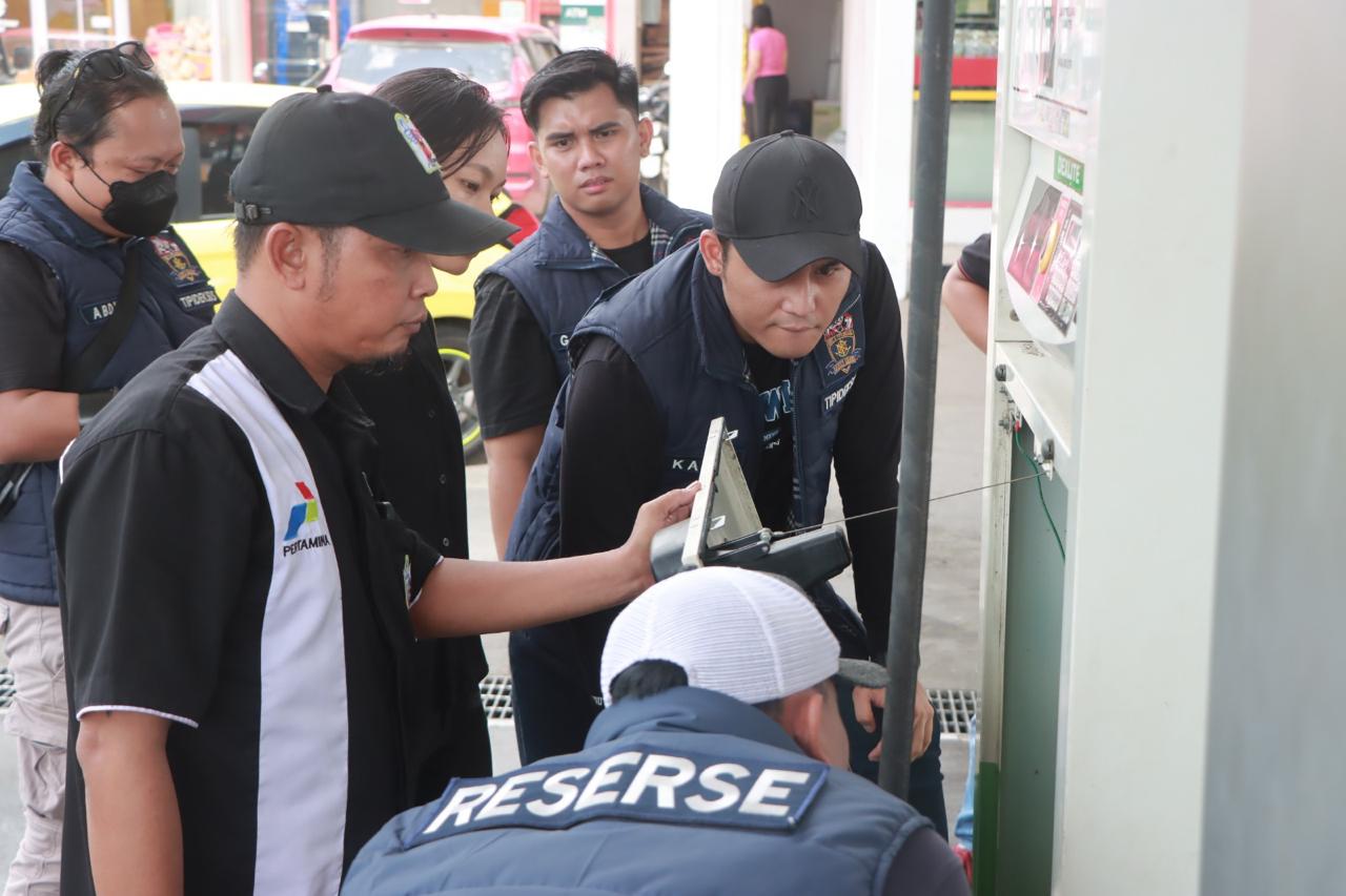 DETEKSI KECURANGAN: Polresta Samarinda menggelar sidak terhadap dua SPBU untuk mengecek potensi adanya perbuatan curang.